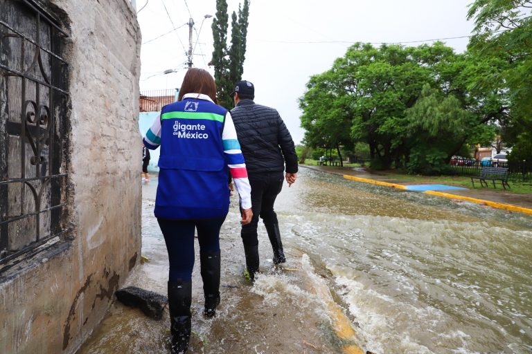 TERE JIMÉNEZ Y LEO MONTAÑEZ RECORREN LAS COLONIAS MÁS AFECTADAS POR LAS LLUVIAS PARA BRINDAR AUXILIO A LA POBLACIÓN