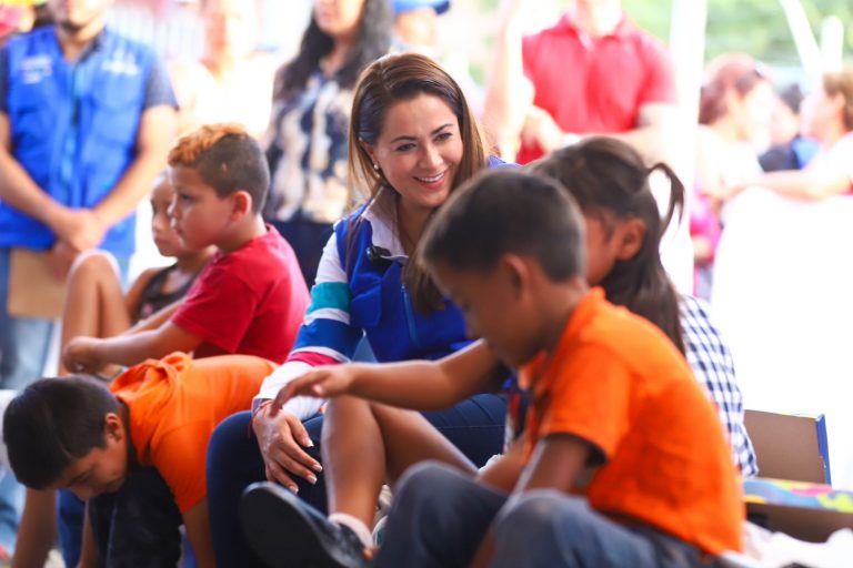 TERE JIMÉNEZ IMPULSA LA EDUCACIÓN EN PIRULES Y POTREROS DEL OESTE CON ENTREGA DE APOYOS ESCOLARES