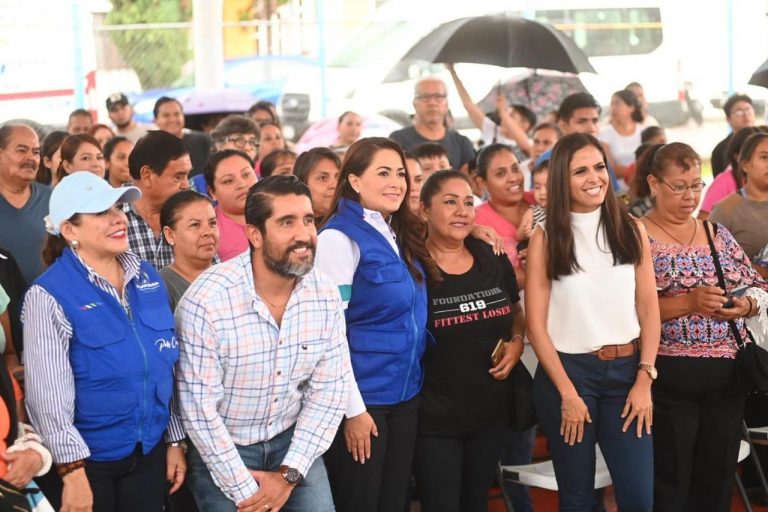 FAMILIAS DE AGUASCALIENTES RECIBEN DE MANOS DE TERE JIMÉNEZ APOYOS PARA MEJORAR SUS VIVIENDAS