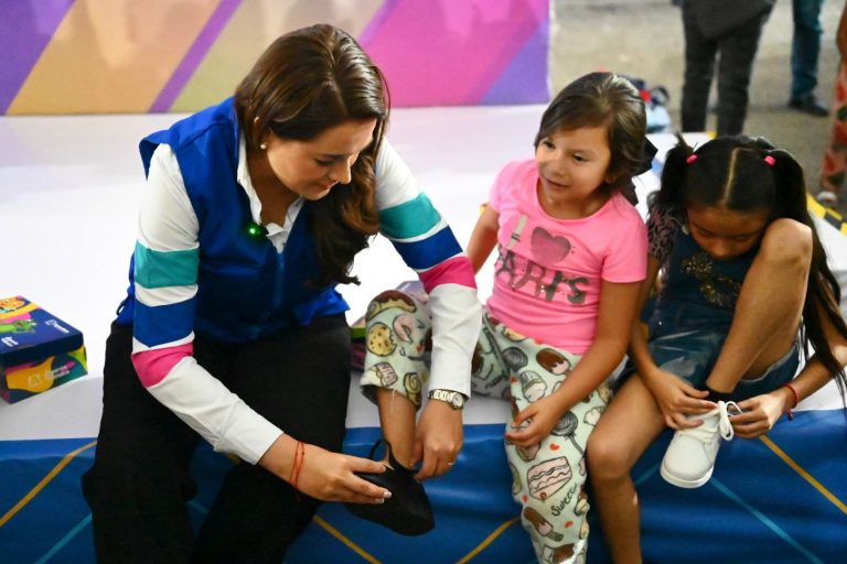 TERE JIMÉNEZ ENTREGA APOYOS ESCOLARES EN LA ALTAVISTA Y LAS FLORES: “QUEREMOS GARANTIZAR UNA EDUCACIÓN DE EXCELENCIA”