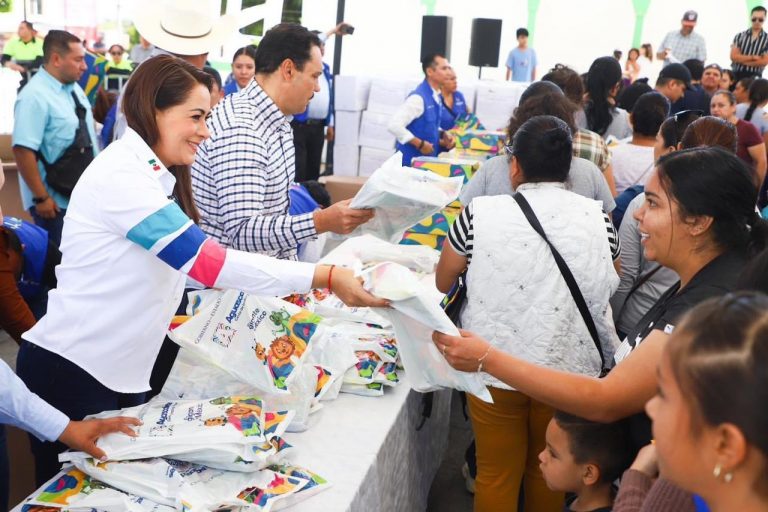 ENTREGA TERE JIMÉNEZ APOYOS ESCOLARES EN COSÍO, TEPEZALÁ Y PABELLÓN DE ARTEAGA