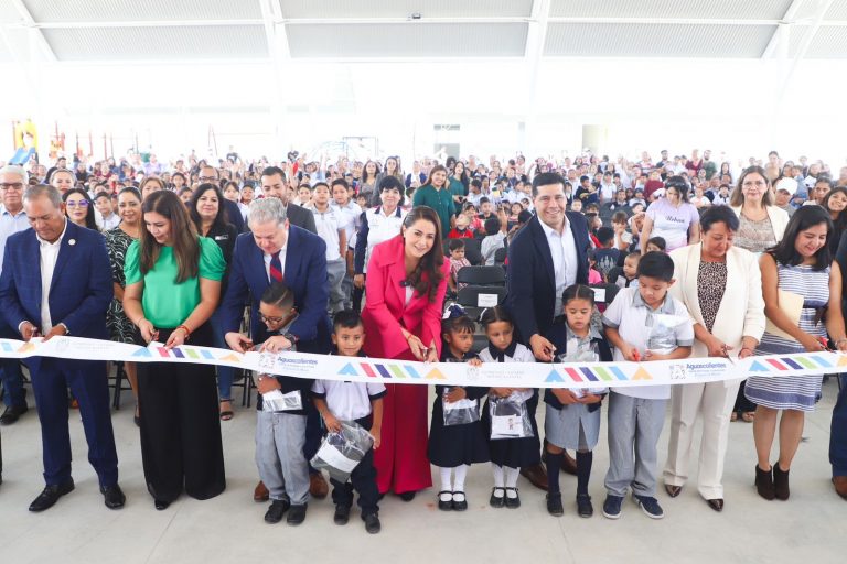 ENTREGA TERE JIMÉNEZ NUEVA INFRAESTRUCTURA EDUCATIVA Y UNIFORMES ESCOLARES EN PASEOS DEL SUR