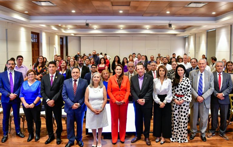 TERE JIMÉNEZ TOMA PROTESTA A MESA DIRECTIVA DE CANACINTRA Y OFRECE A INDUSTRIALES DIÁLOGO ABIERTO