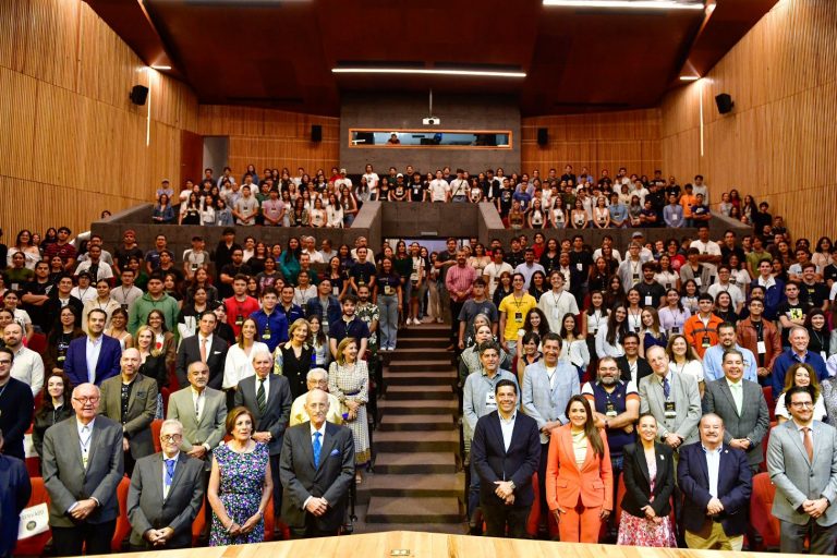 TERE JIMÉNEZ RECONOCE EXCELENCIA DE LA LICENCIATURA DE ARQUITECTURA DE LA UNIVERSIDAD AUTÓNOMA DE AGUASCALIENTES EN SU 50 ANIVERSARIO