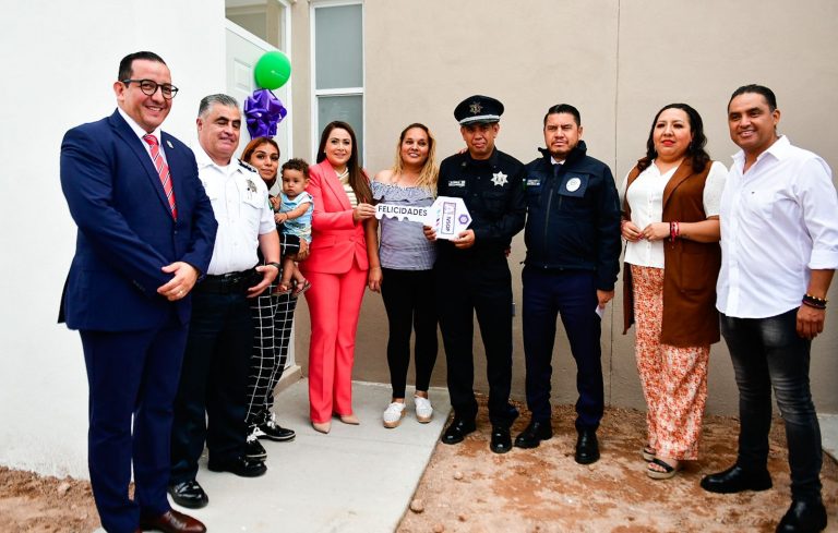 ENTREGA TERE JIMÉNEZ VIVIENDAS A POLICÍAS ESTATALES, MUNICIPALES, BOMBEROS Y ELEMENTOS DE LA FISCALÍA