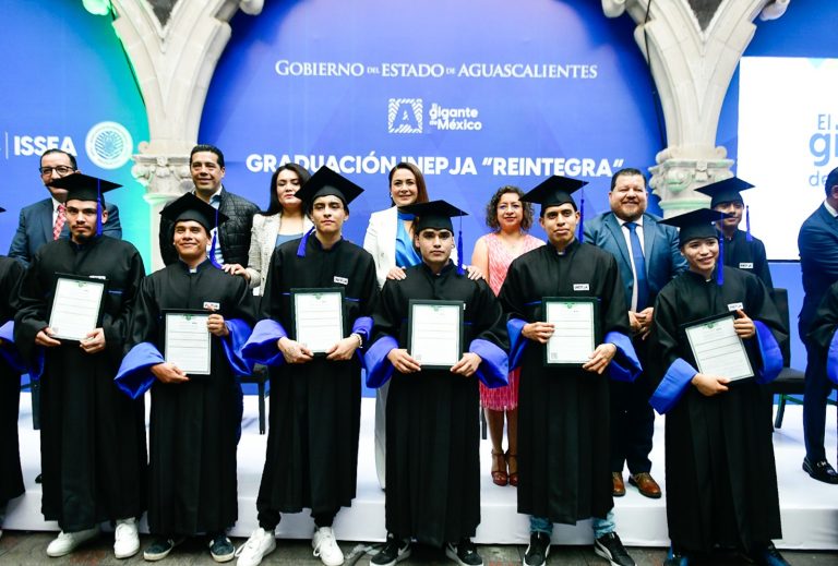 TERE JIMÉNEZ INSPIRA A GRADUADOS DEL PROGRAMA “REINTEGRA” A SEGUIR LUCHANDO POR SUS SUEÑOS