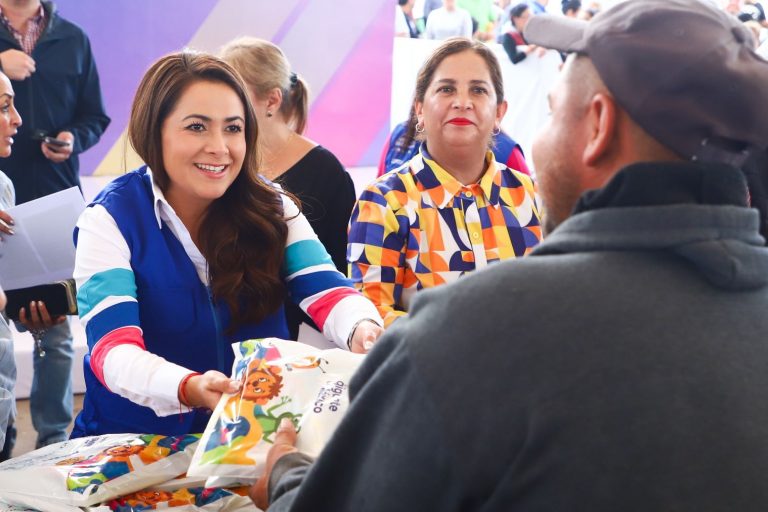 ENTREGA TERE JIMÉNEZ ÚTILES ESCOLARES EN ASIENTOS