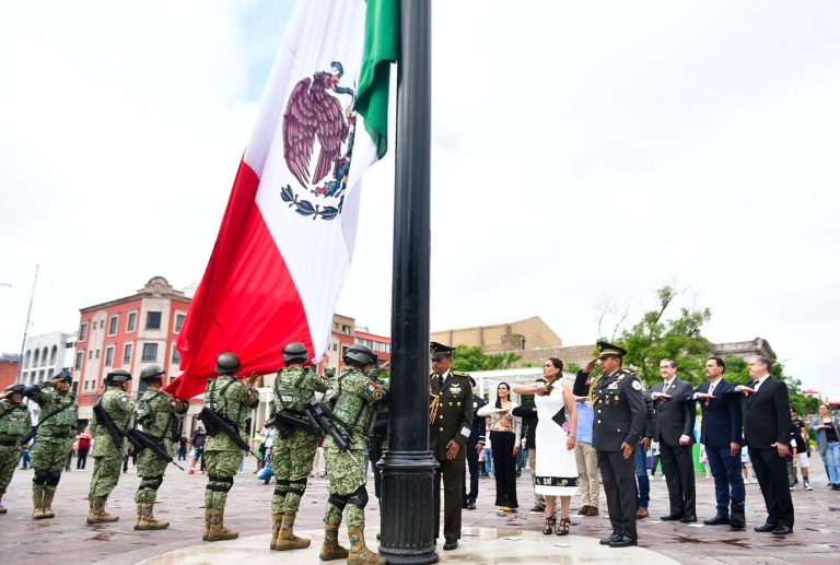 TERE JIMÉNEZ ENCABEZA EL DESFILE CONMEMORATIVO DEL 214 ANIVERSARIO DEL INICIO DE LA INDEPENDENCIA DE MÉXICO