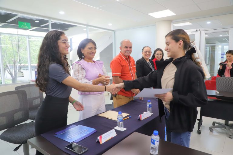 “SER TUTOR ES UNA MUESTRA DEL ESFUERZO Y PASIÓN POR DEJAR UN GRANITO DE ARENA DE LA UNIVERSIDAD”, ESTUDIANTE DE LA UAA